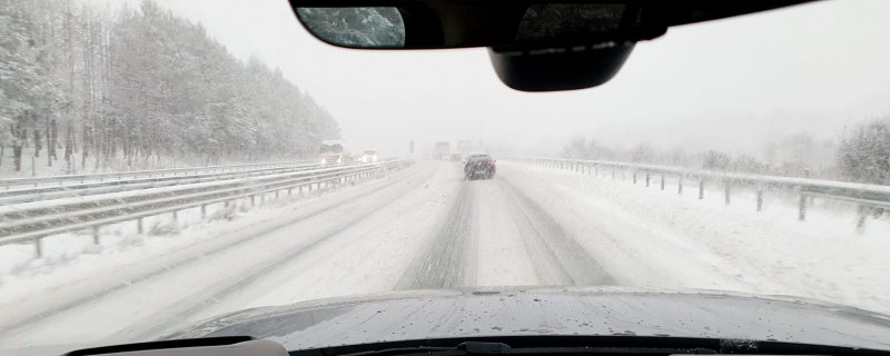 Силен снеговалеж затруднява движението по магистрала Тракия край София. Наред