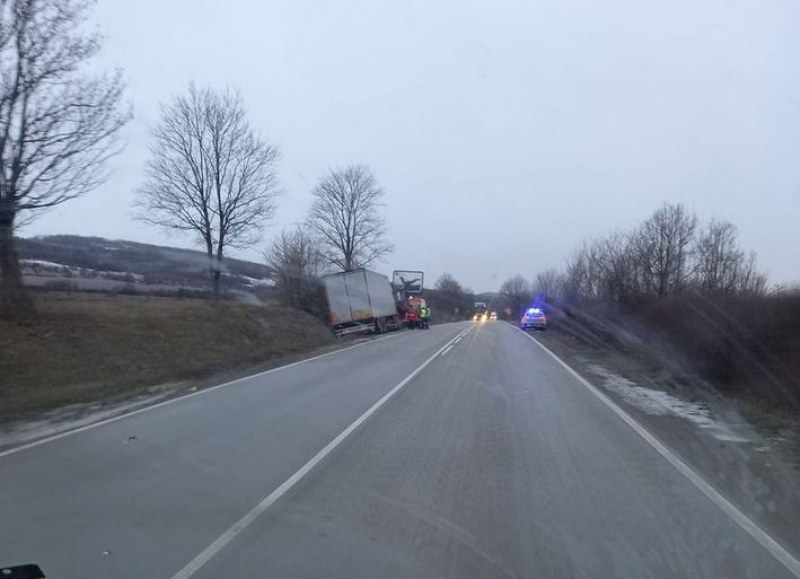 Камион самокатастрофира на пътя София - Варна, шофьорът почина