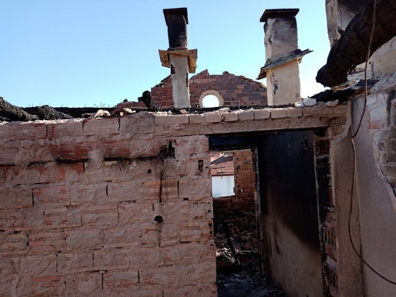 Къща изгоря при пожар в Кричим, семейство се нуждае от помощ СНИМКИ