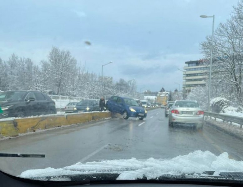 Кола се блъсна и заклещи на бетонен разделител в София СНИМКА