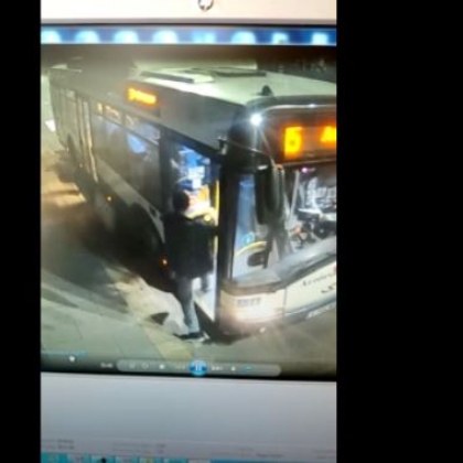 Полицията в Бургас издирва мъж потрошил врата на автобус от градския