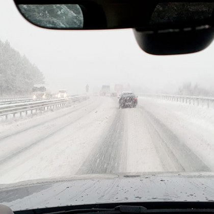 Силен снеговалеж затруднява движението по магистрала Тракия край София Наред