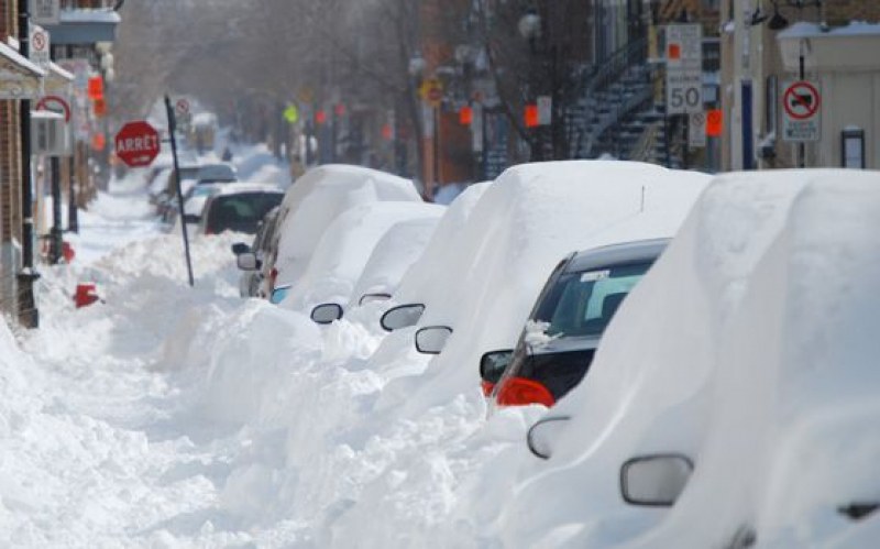 Не сте карали колата си скоро, а снегът я е затрупал. Трябва ли да я почистите?