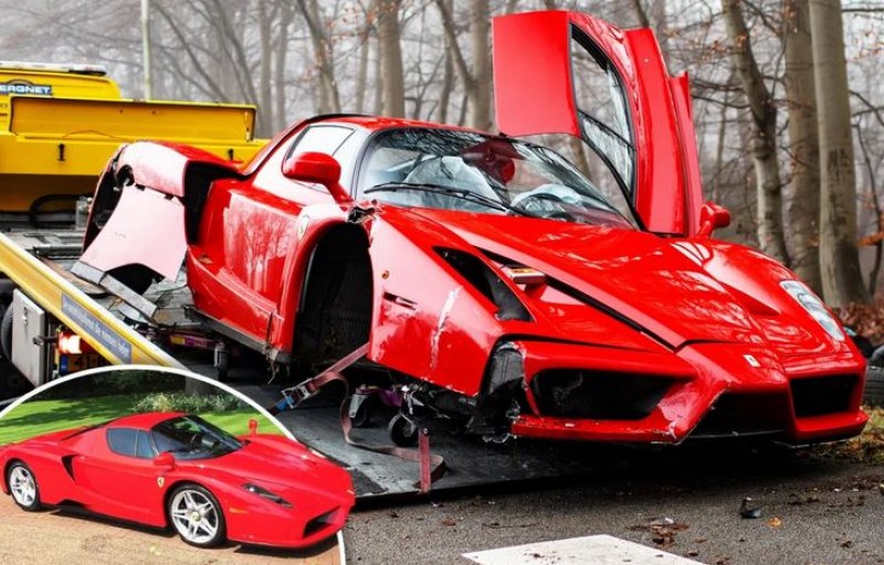 Шофьор опита да направи обратен завой с Ferrari, потроши го в дърво СНИМКИ