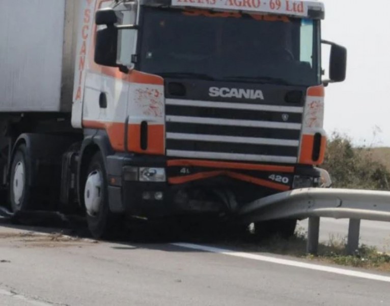 Катастрофа на Тракия: Камион се блъсна в мантинелата