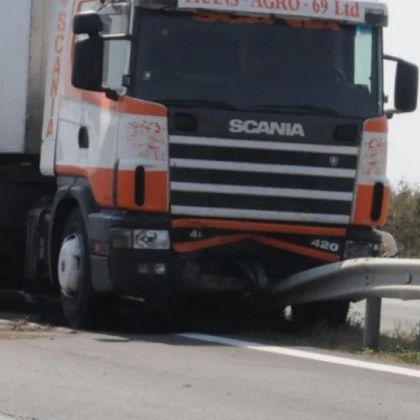 Катастрофа затруднява движението в района на 110 км на АМ