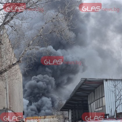 Голям пожар е възникнал в склад за гуми в индустриалната