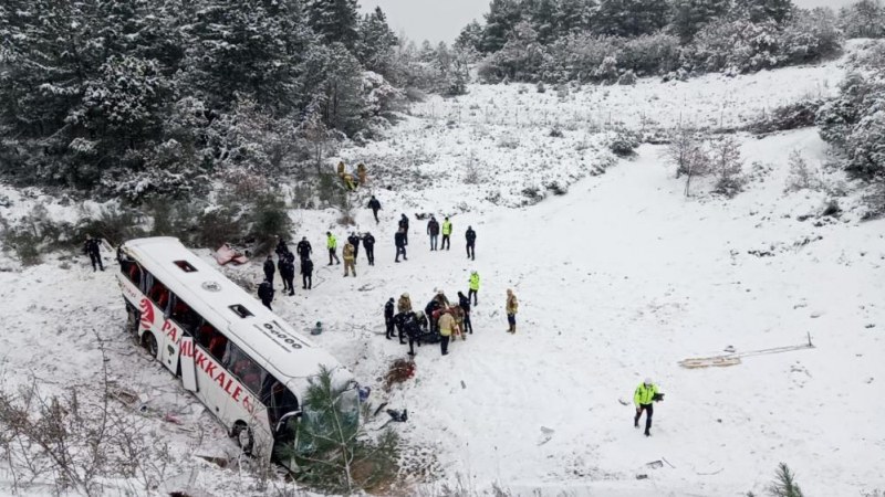 Най-малко трима души са загинали при тежка автобусна катастрофа до