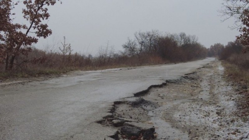 Дупка до дупка по пътища из Хасковско. АПИ обещават ремонти СНИМКИ