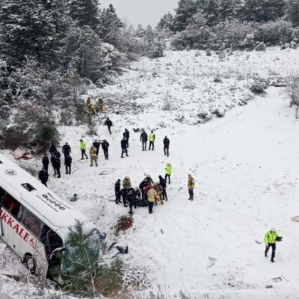 Най малко трима души са загинали при тежка автобусна катастрофа до