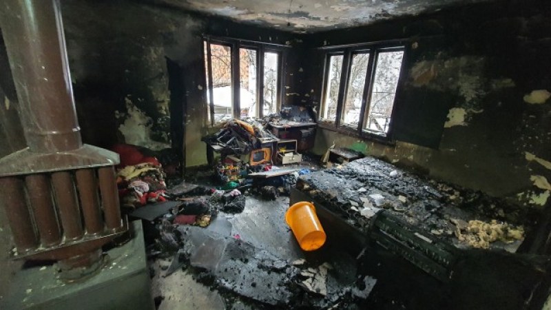 Огромен пожар в къща погуби двама души в село Габровница