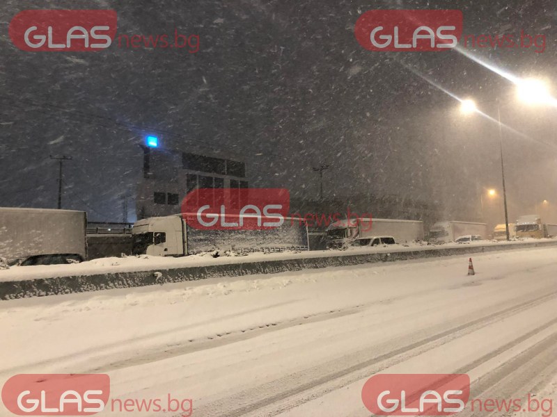 Снежният апокалипсис в Гърция блокира стотици шофьори на магистралата между