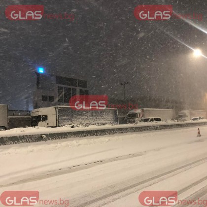 Снежният апокалипсис в Гърция блокира стотици шофьори на магистралата между