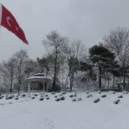 Във връзка с продължаващите обилни снеговалежи в област Истанбул е