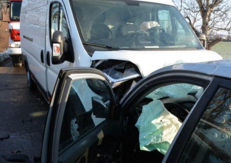 Тежък инцидент край Хасково, кола и бус се удариха челно СНИМКИ