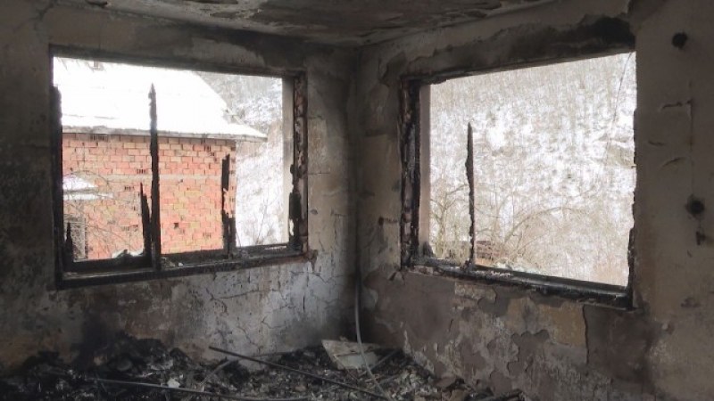 Зов за помощ: Семейство с малки деца без дом след пожар СНИМКИ