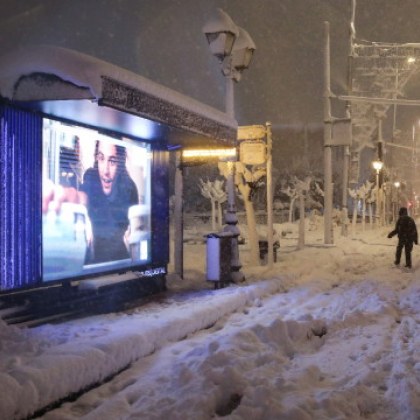 Обилен сняг парализира Атина като бурята доведе до затварянето на