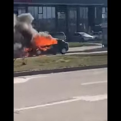 Лек автомобил избухна в пламъци в пловдивския квартал Тракия по рано