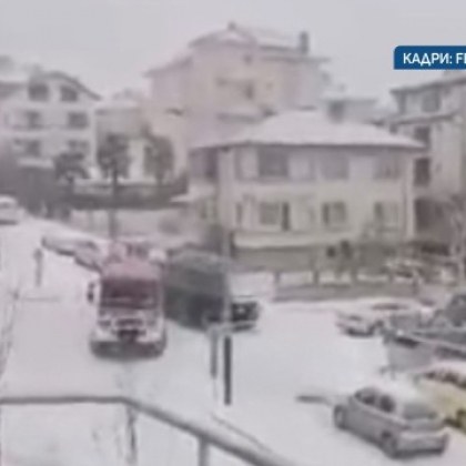 Пожарен автомобил се блъсна в камион в Царево заради заледените