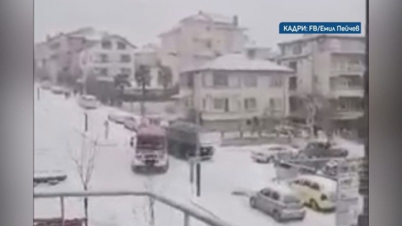 Пожарен автомобил се блъсна в камион в Царево заради заледените