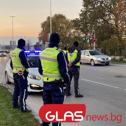Двама младежи бяха задържани с крадена кола във Варна Истински