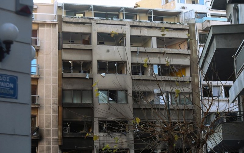 Силен взрив изтърбуши сграда в центъра на Атина. Ранен е човек ВИДЕО