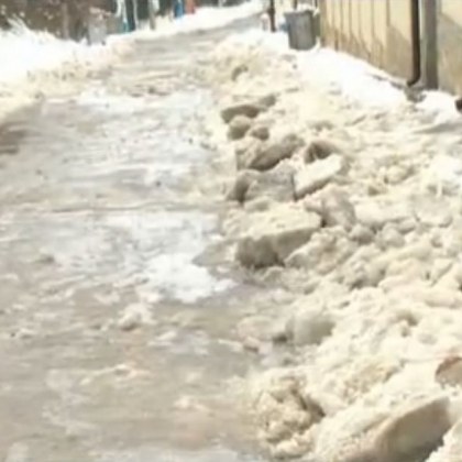 20 сантиметрова ледена покривка е сковала улица Равнище в столичния квартал