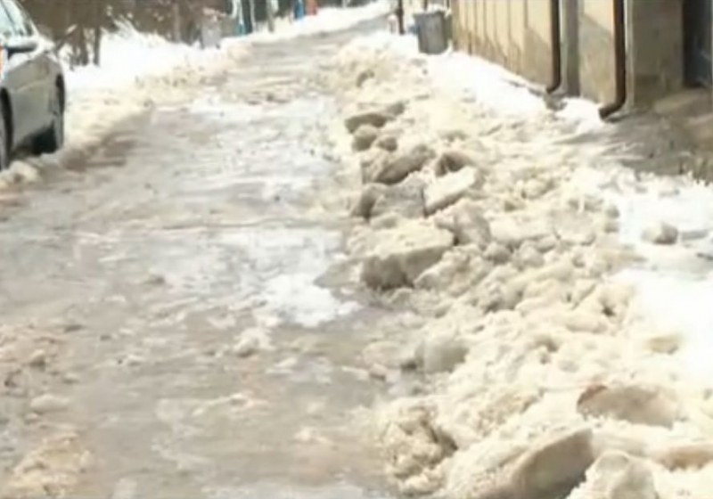 Пожълтелият сняг: Фекални води заледиха улица в кв. 