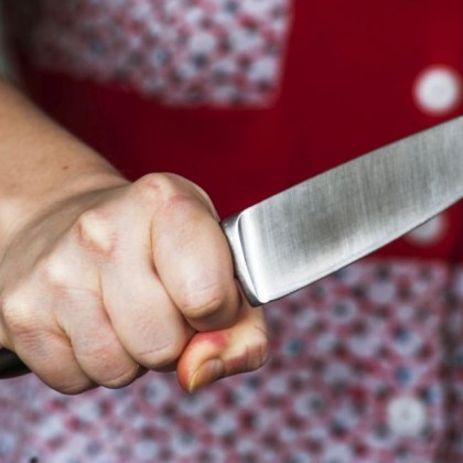 Болна жена наръга малката си сестра, има опасност за живота ѝ
