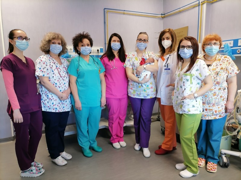 Пловдивски лекари спасиха бебе, родено едва 570 грама