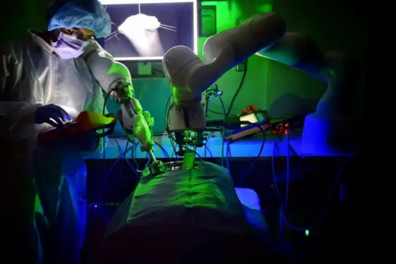 Робот извърши самостоятелно операция, за която се искат стоманени нерви