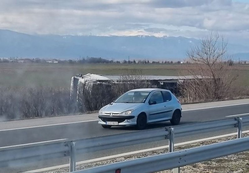 Камион се обърна на магистрала 
