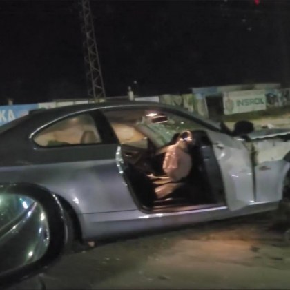 Тежка катастрофа между БМВ и такси е станала преди минути