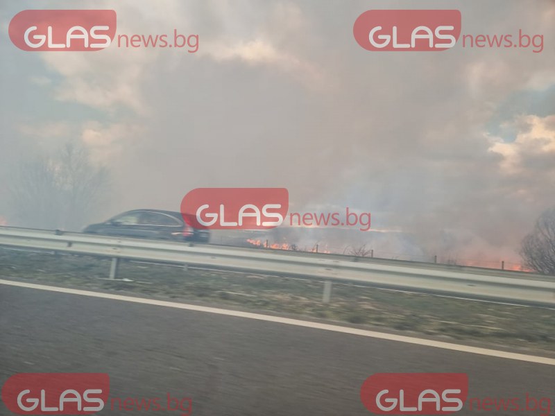 Пожар гори на магистрала „Тракия“ . Запалили са се сухи