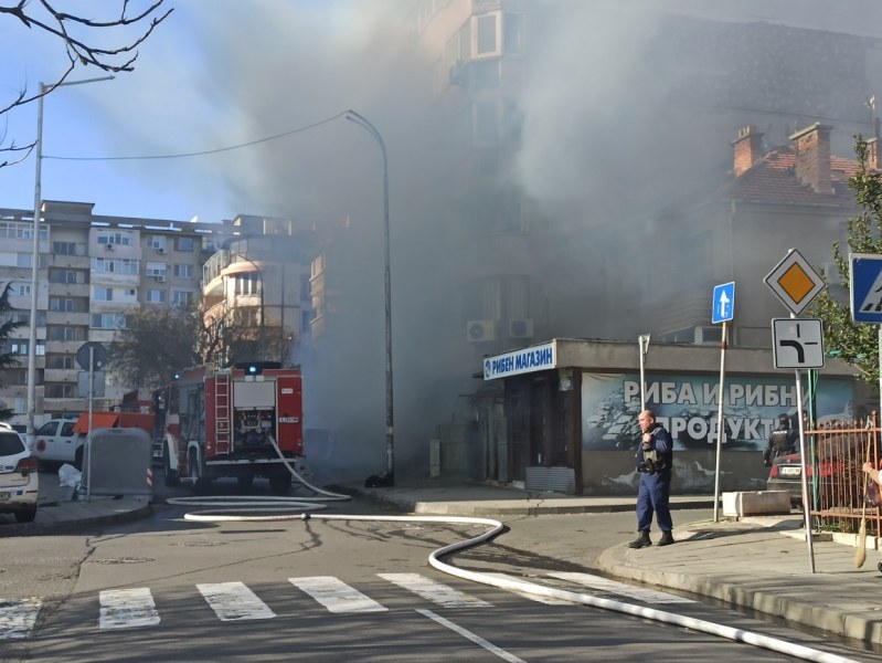 Огромен пожар е обхванал 5-етажна жилищна кооперация в бургаския жк