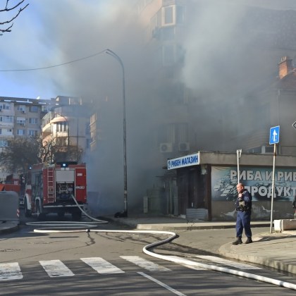 Огромен пожар е обхванал 5 етажна жилищна кооперация в бургаския жк