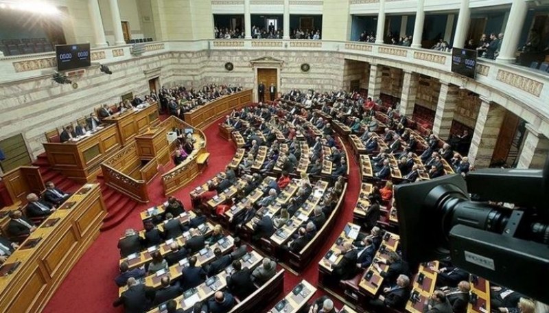 Скандал тресе гръцкия парламент. Причината: Депутатите с турски маски