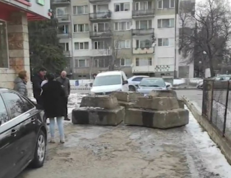 Бетонни блокове блокираха хора и коли след спор за имот в София ВИДЕО