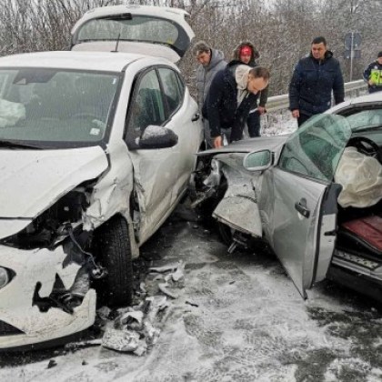 Катастрофа на пътя Дупница Кюстендил с две коли Вероятно