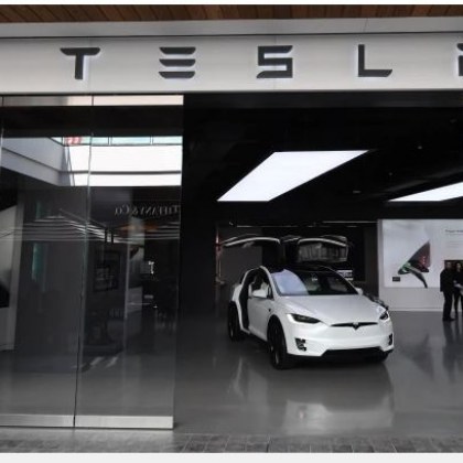 Tesla изтегля близо 54 000 автомобила от движение Причината