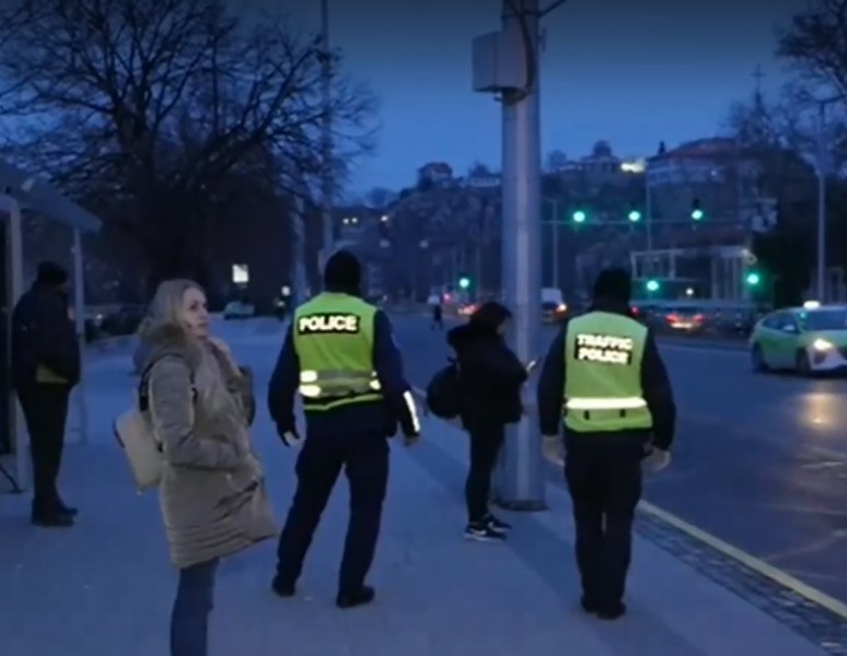 Пловдив затегна мерките: Проверяващи дебнат в градския транспорт ВИДЕО