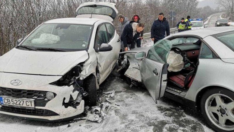 Катастрофа на пътя Дупница - Кюстендил с две коли. Вероятно