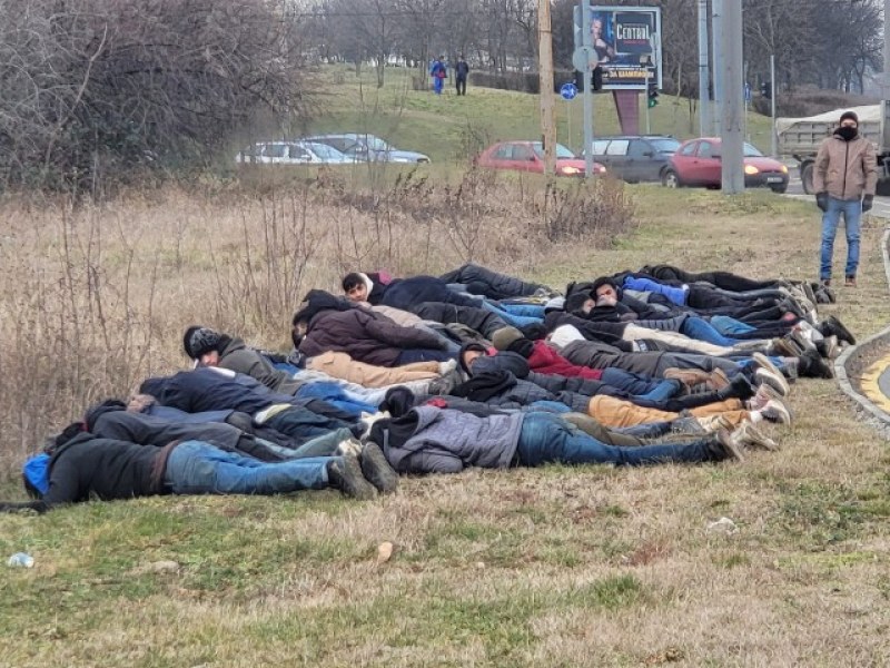 Спецакция в Бургас: 60 нелегални мигранти проснати по лице СНИМКИ