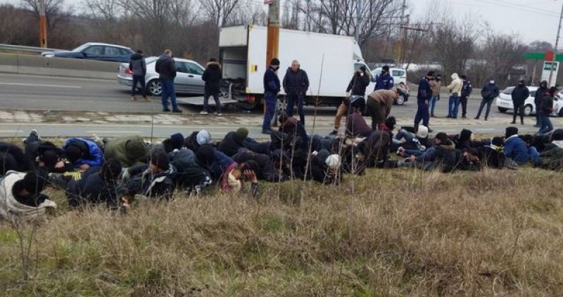 Заловиха шофьора на буса, в който бяха открити 61 мигранти в Бургас