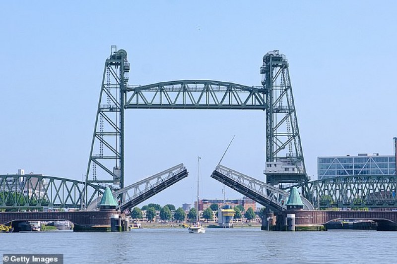 Кметството на Ротердам, Нидерландия, съобщи в сряда, че исторически мост