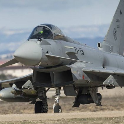 10 испански изтребителя Юрофайтър Тайфун 2000 и 200 души трябва