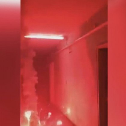 Младежи мятат димки и пиратки в коридорите на студентско общежитие