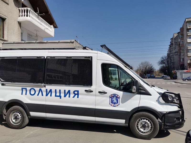 Непълнолетен шофьор в гонка с полицията из Столипиново