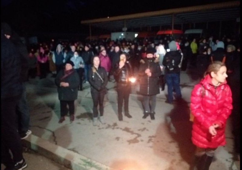 Протестиращи щурмуваха спешното отделение на болницата във Враца ВИДЕО