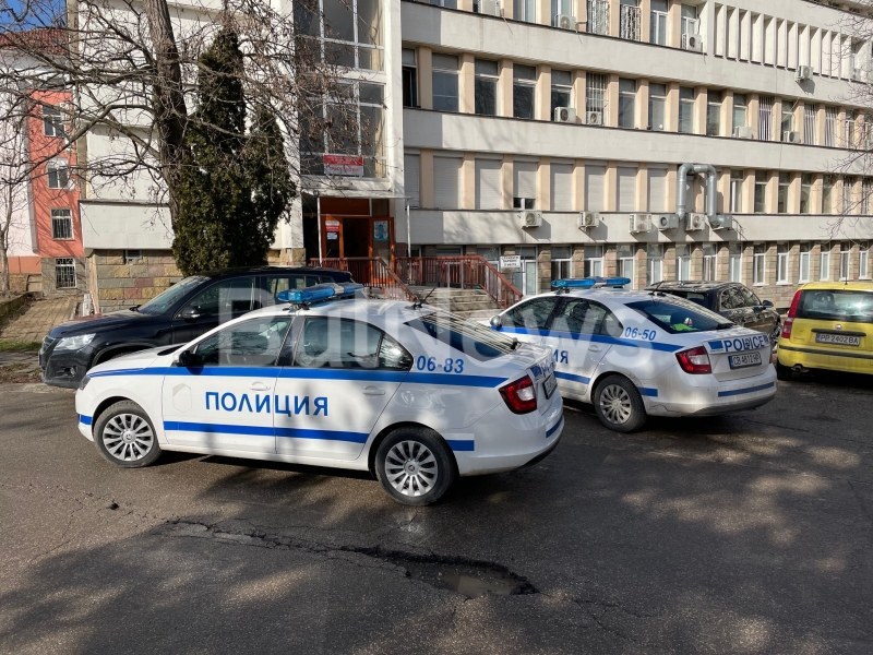 Сигнал за бомба в болницата във Враца! Гъмжи от полиция